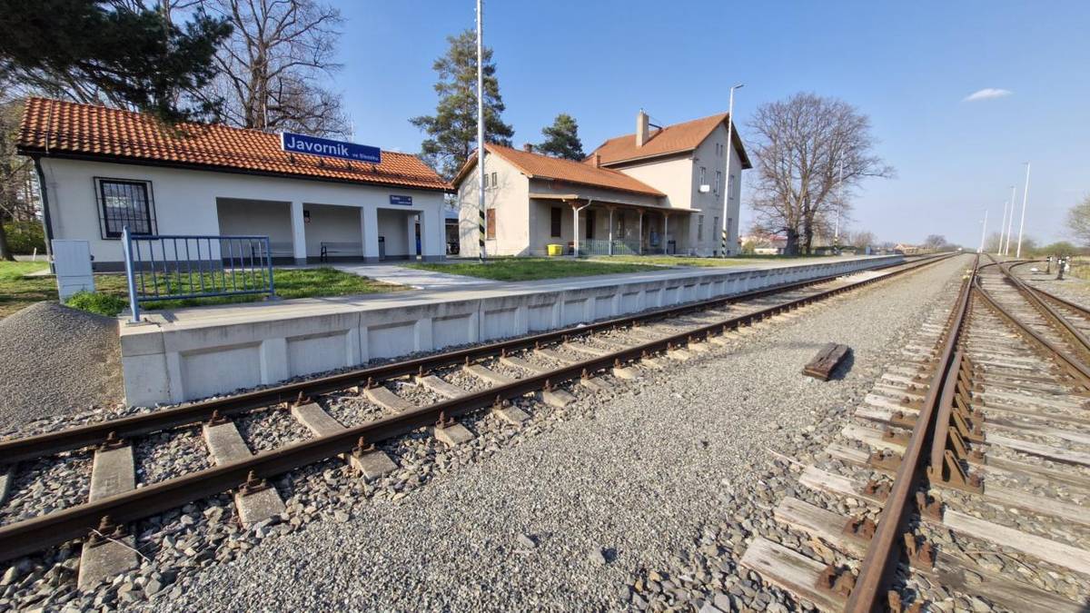 Po několikaměsíční výluce způsobené rozsáhlými opravami po povodních v září 2024 se na železniční trať č. 295 mezi Jeseníkem, Lipovou Lázněmi a Javorníkem ve Slezsku vrátí pravidelný vlakový provoz. Posledním dnem výluky bude 15. duben 2026 ve 23:59 hodin.