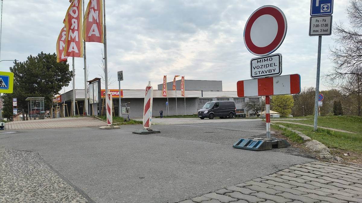 V pondělí 13. dubna začala rekonstrukce parkoviště u prodejny Norma. Prostor byl předán stavební firmě a práce mohou začít. Provoz prodejny zůstane po celou dobu stavby zachován. Norma dočasně vyhradila přibližně deset parkovacích míst ve dvoře, který běžně slouží pro zásobování.   Součástí projektu je také úprava křižovatky ulic Mladoboleslavská – Telčická – vjezd na parkoviště. Vznikne zde nový ostrůvek, který výrazně zvýší bezpečnost přecházejících chodců, včetně dětí z družiny u zdravotního střediska. Přibudou také nové přechody a doplní se chodník směrem k farské zahradě. Během stavebních prací bude křižovatka uzavřena. Do ulice U Bakaláře bude možné vjíždět pouze od ulice Ke Mlýnku. Pro pěší bude zajištěn průchod kolem zdravotního střediska a Alzaboxu. Dokončení stavby je plánováno do 30. června.
