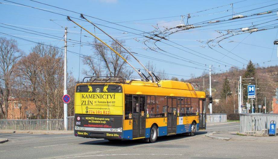 Zlín - Dopravní společnost Zlín – Otrokovice zahájila pilotní testování nových palubních řídicích systémů ve svých vozidlech. Tato modernizace je klíčovou součástí širšího projektu inteligentního telematického systému (ITS) s prvky komunikačního protokolu C2X, který zvyšuje plynulost, bezpečnost i pohodlí dopravy.