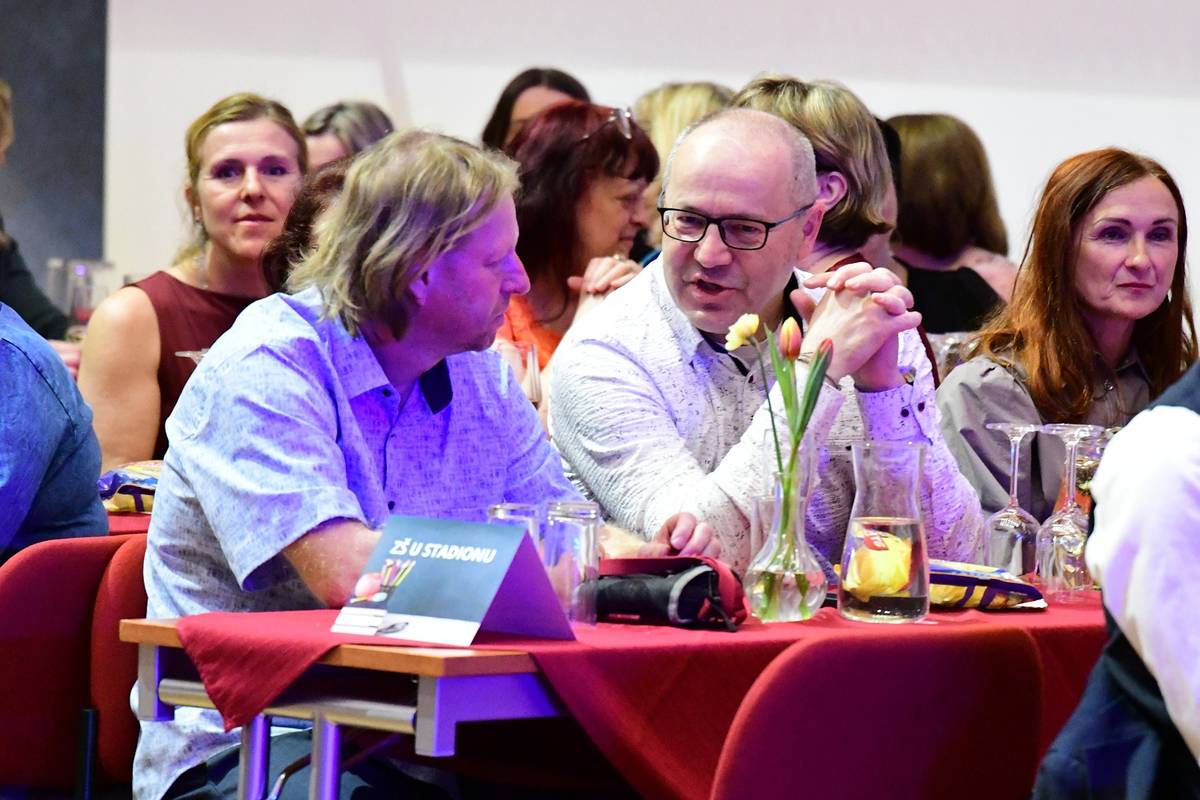 Učitelé mateřských a základních škol se již tradičně sešli v hradu, kde pro ně město Litoměřice jako zřizovatel uspořádalo ples.  O úvodní program se postarali žáci základní umělecké školy, jejíž učitelé rovněž nechyběli mezi pozvanými. „Rád bych vám touto cestou poděkoval za vaši celoroční práci, která zvláště v této době není vůbec lehká. Přeji vám, ať si ples užijete,“ sdělil v úvodu přítomným starosta města Radek Löwy, jenž se akce zúčastnil i s místostarostou Jiřím Adámkem. {gallery}02026/ples_ucitelu{/gallery}