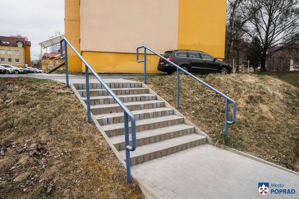 Správa mestských komunikácií zrealizovala opravu častí schodísk, pri ktorej sa zamerala najmä na výmenu jednotlivých poškodených komponentov. Výsledkom je vyšší komfort aj bezpečnosť pre všetkých, ktorí ich denne využívajú.  Oprava prebehla v mestskej časti Spišská Sobota a taktiež na sídlisku JUH V.  „Bezpečný a kvalitný verejný priestor je pre nás prioritou. Aj takéto menšie opravy majú veľký význam pre každodenný život obyvateľov,“ uviedol primátor Anton Danko.  V blízkej dobe sa bude pokračovať v obnove poškodených schodísk aj na ďalších miestach v našom meste.