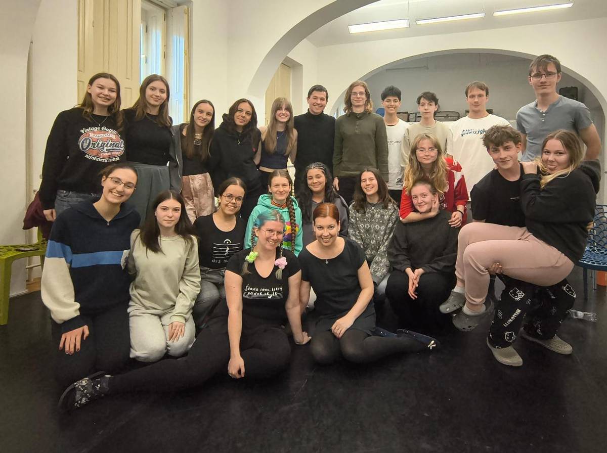 Dětský (dnes již dospělý) ateliér Bělotínského týdne zpěvu se v neděli 12.4.zúčastnil v Praze soutěže "Zahrada písní 2026" a získal Zlaté pásmo. Teenegeři, mimo letní Týden zpěvu, během roku trénují v naší škole. Gratulujeme.