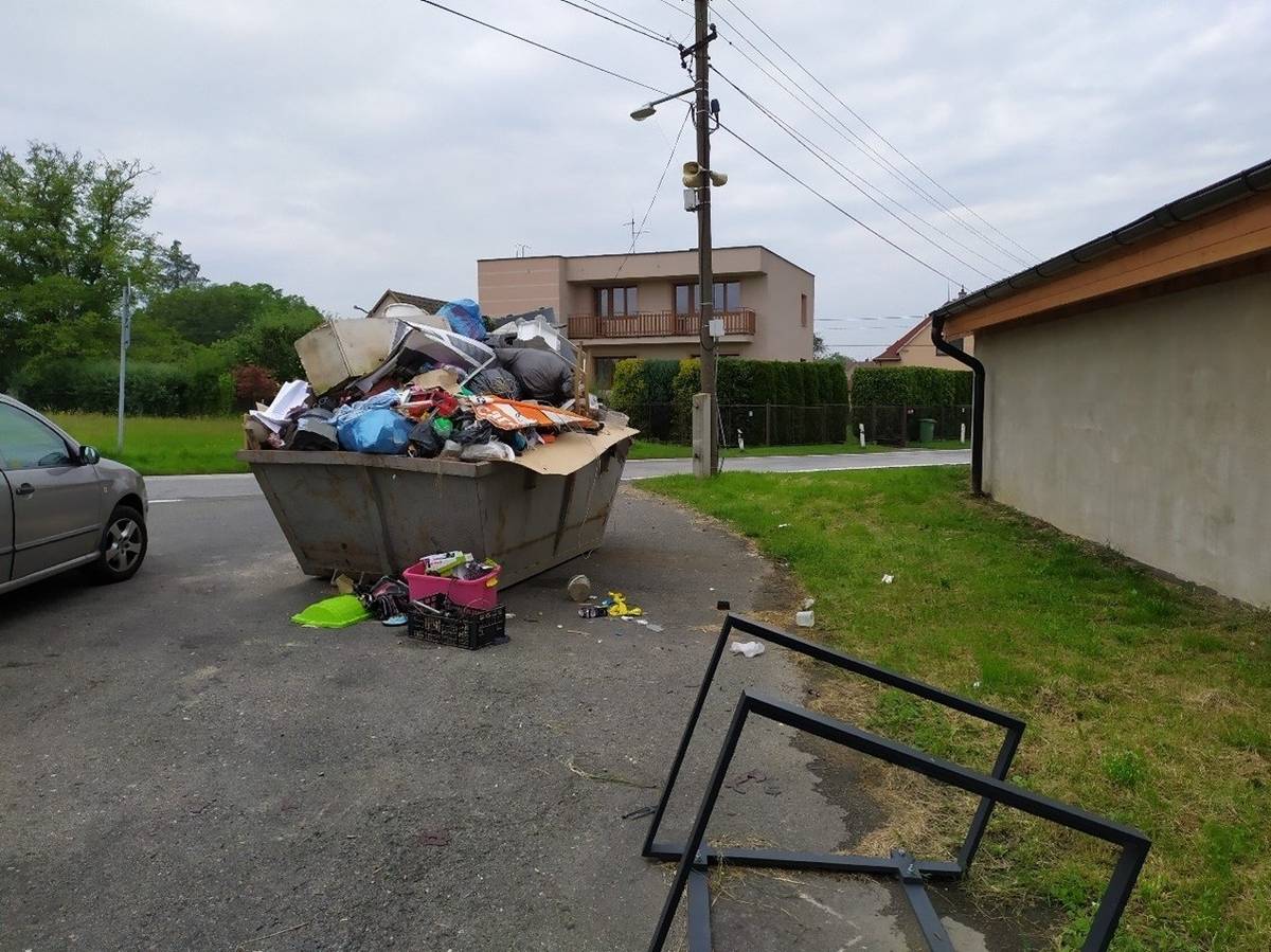 Statutární město Havířov organizuje pro své občany sběr nebezpečných odpadů a starého železa. Mezi nebezpečné odpady patří například: zbytky barev, laků, ředidel, odmašťovadel, olejů, lepidel, nemrznoucích směsí, zbytky čisticích prostředků z domácností, kyseliny, staré a nepoužité léky, baterie, veškerá elektronika, mobily, PVC (instalatérské trubky, linoleum, některé dětské hračky) a také obaly znečištěné nebezpečnými látkami. Sběr nebezpečných odpadů bude organizován formou POJÍZDNÉ SBĚRNY s obsluhou. Pojízdná sběrna bude přistavena na vybraných místech. Přesný harmonogram naleznete v příloze. https://havirov-city.cz/aktuality/sber-nebezpecnych-odpadu-stareho-zeleza-jaro-2026