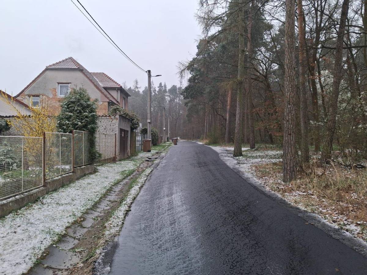 Další oprava komunikace úspěšně dokončena. Tentokrát jsme dokončili práce v ulici Na Mýtině, kde došlo ke zlepšení stavu vozovky i celkového komfortu pro řidiče i chodce. Děkujeme všem za trpělivost během realizace a věříme, že výsledek přispěje k bezpečnějšímu a příjemnějšímu pohybu v této lokalitě