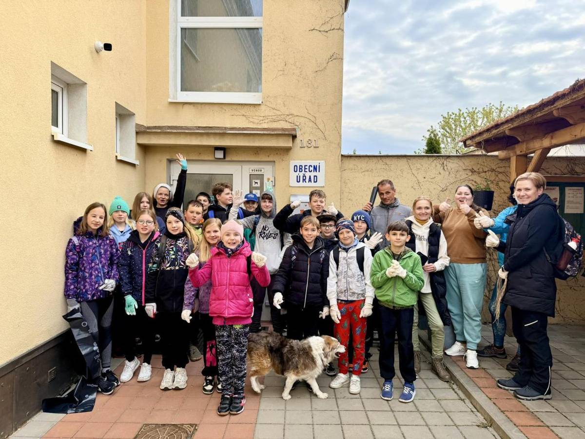 Děkujeme všem dětem, učitelům i dobrovolníkům, kteří dnes nasadili rukavice a pustili se do čištění naší krásné obce. Ať vám to jde od ruky, ať je počasí na vaší straně a ať je pytlů plných odpadu co nejméně!    Na konci čeká na hřišti zasloužená odměna – protože hrdinové si přece odměnu zaslouží.