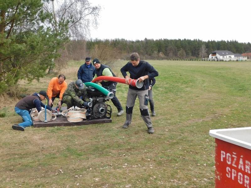 V Luhu jsme nacvičovali hasičský útok ze základny...