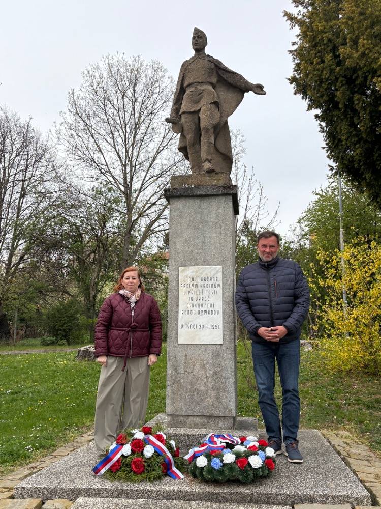 Vážení spoluobčané, v těchto dnech si připomínáme významné výročí naší obce. Dne 13. dubna 1945 byl Týnec osvobozen, a letos si tak připomínáme již 81 let od této důležité události. Skončila zde druhá světová válka – období, které bylo spojeno s utrpením, strachem i ztrátami. V jejím průběhu přišlo o život 6 místních občanů, zraněny byly 3 děti a v bojích zde padly také desítky vojáků. Tichou vzpomínku dnes věnujeme všem, kteří v těchto těžkých chvílích položili své životy za naši svobodu a možnost žít v míru. Jejich odvaha a oběť nesmí být nikdy zapomenuty. Na uctění památky všech válečných obětí byl k pomníku položen věnec paní starostkou a panem místostarostou. Dnešní den je nejen připomínkou minulosti, ale i závazkem do budoucna – vážit si svobody, kterou máme, a chránit ji pro další generace.