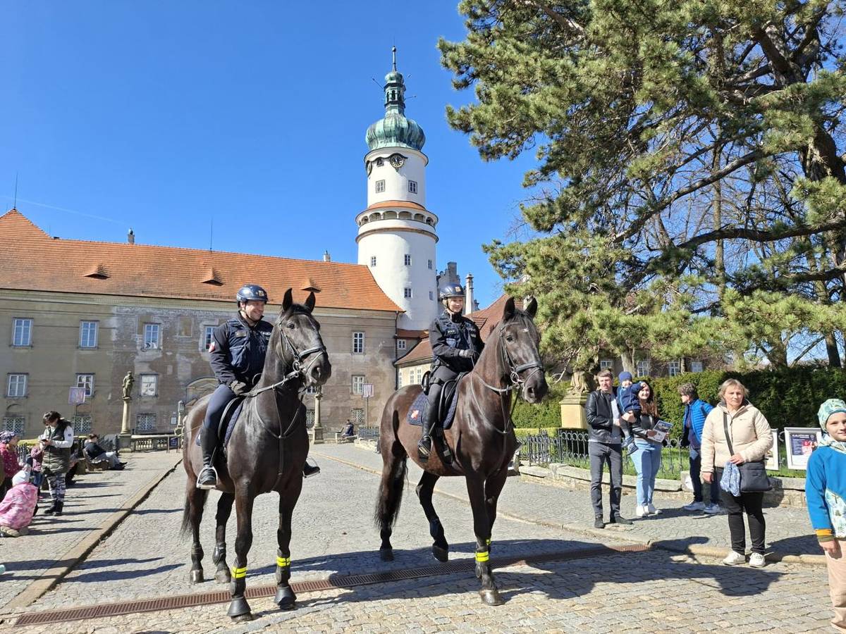 Den s policií  9. dubna 2026 na Husově náměstí