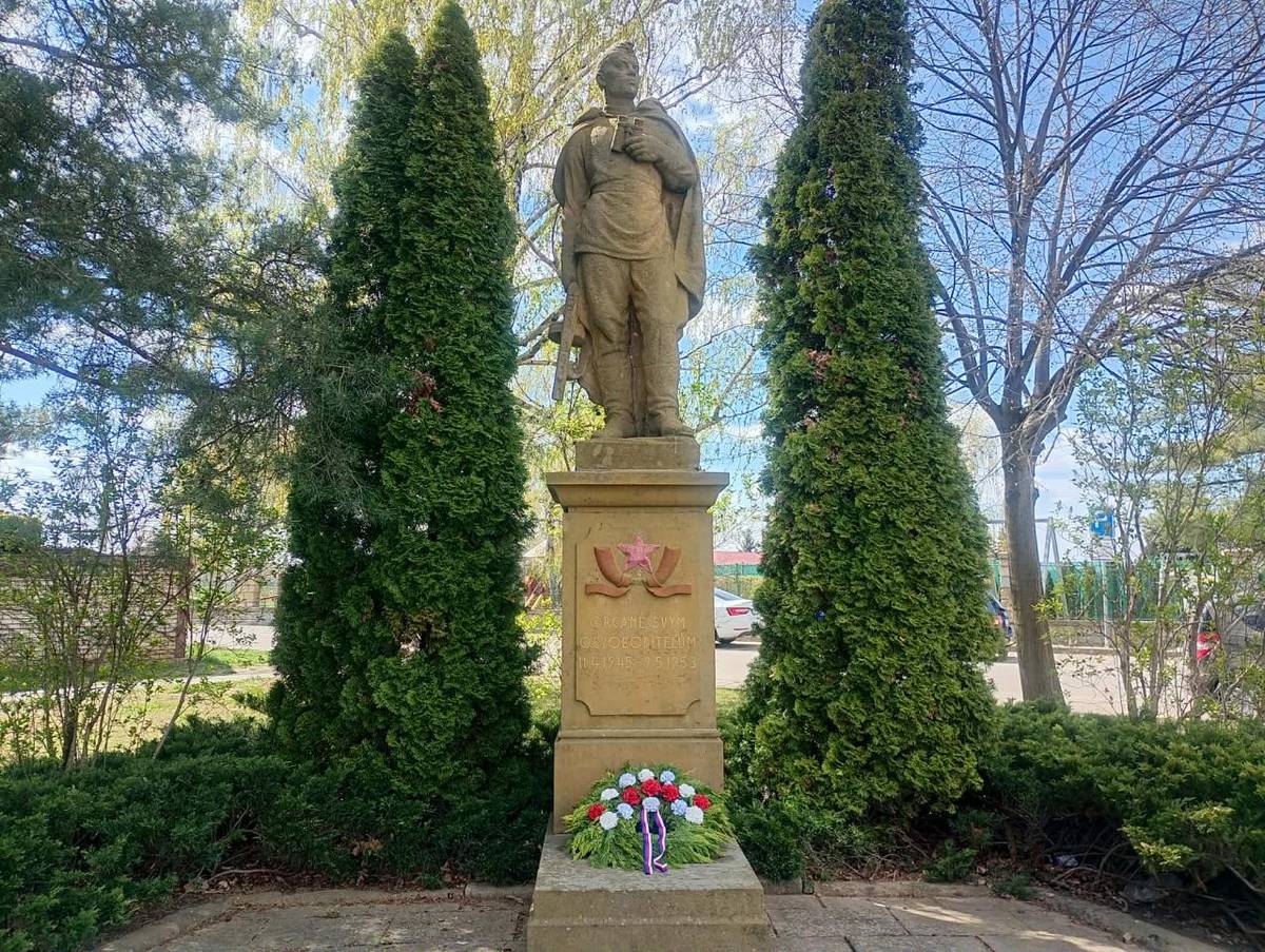 V těchto dnech si opět připomínáme výročí osvobození města Lanžhot. Tichou vzpomínku věnujeme všem občanům a vojákům, kteří v těžkých bojích položili životy za naši svobodu a další život v míru.  11. dubna 2026 tomu bude už 81let.