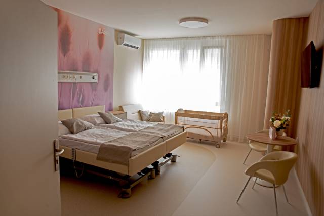 První dny po narození miminka patří k těm nejintenzivnějším okamžikům v životě rodiny. Porodnice Nemocnice AGEL Prostějov proto nově nabízí rodičům možnost prožít toto období v rodinném pokoji, který poskytuje více prostoru, soukromí i komfortu pro celou rodinu. Jako první jej využila maminka z Olomouce, která v rodinném pokoji strávila první společné chvíle se svou novorozenou dcerou Vivienne.                               Číst dál...