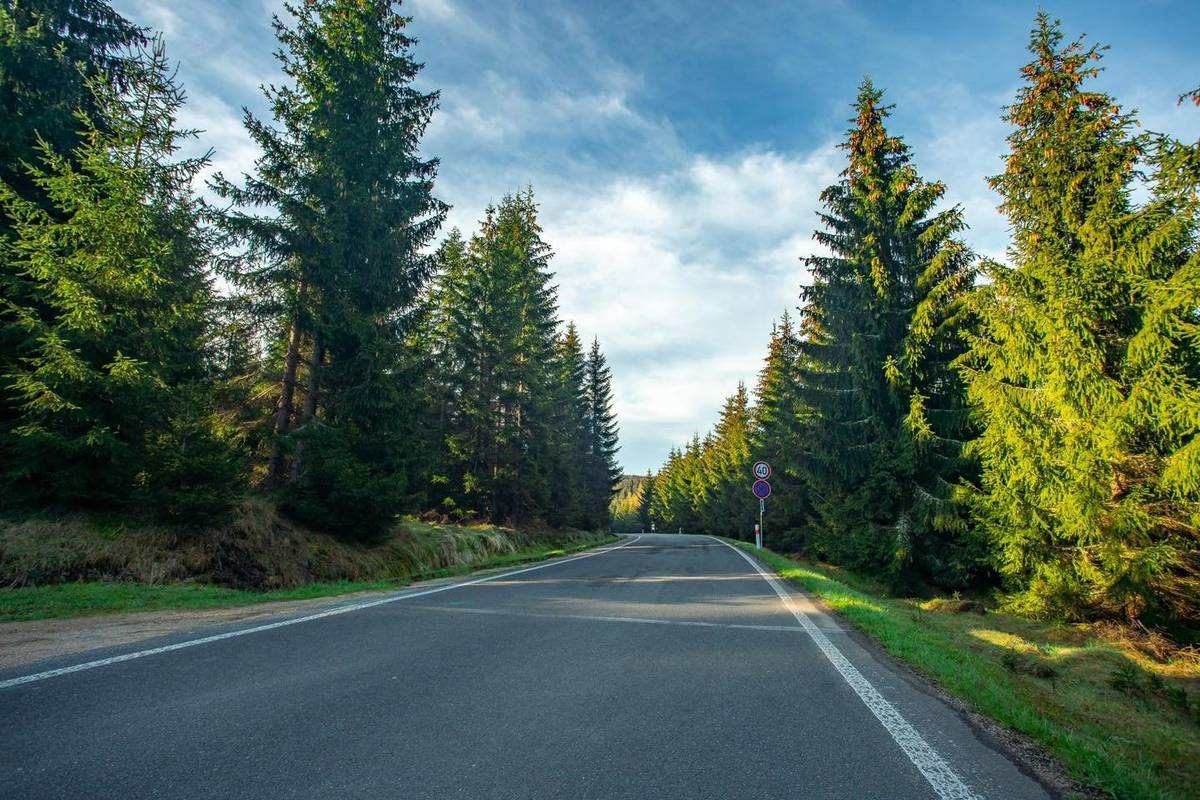 Vzhledem k aktuálním klimatickým podmínkám a absenci sněhové a ledové pokrývky v horské oblasti náhorní plošiny bude po zimní uzavírce opět otevřený úsek silnice II/290 mezi Smědavou a Souší. Provoz bude obnoven od středy 15. dubna 2026 od 00:01 hodin.