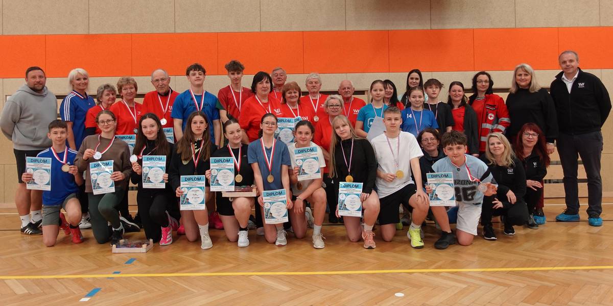 Senioři se školáky soupeřili o postup – nikoli proti sobě, ale spolu. Ve vimperském finále 1. mezigeneračních sportovních her se utkalo 5 týmů složených ze seniorů a žáků obou místních základních škol. 10. dubna 2026 se tak v tělocvičně ZŠ Smetanova rozhodlo o dvou postupujících týmech do okresního finále, které se bude konat 16. října 2026 v Prachaticích. Pět vimperských finalistů vzešlo ze školních kol, která se konala na 6. března na ZŠ Smetanova a 13. března na ZŠ TGM. Školních kol se rovněž účastnilo po pěti týmech. 1. místo ve vimperském finále s přehledem vybojoval tým s příznačným jménem Vimperský výběr se ziskem 155 bodů. Boj o další místa byl velmi těsný, 2. místo a postup získal se 142 body tým Sporťáci s náskokem pouhých 6 bodů před posledním finalistou. Podrobné pořadí a složení týmů viz níže. Společnými silami týmy zápolily v následujících disciplínách: štafeta s míčem na pálce, házení kroužků, discgolf, bolloball, hod na koš, štafeta s medicinbalem a sportovní kvíz. Vybraní jednotlivci reprezentující své týmy se pak utkali v přeskocích švihadla, dřepech a planku. Mezigenerační sportovní zápolení inspirovalo i další školy a spolky v regionu, takže se soutěž posune na vyšší úroveň mimo město. Okresní finále, kam postoupily dva výše zmíněné vimperské týmy, se uskuteční 16. října v Prachaticích. (Své zástupce v okresním kole budou mít obě vimperské školy, ZŠ Smetanova i ZŠ TGM.) Celá fotogalerie na webu města: Vimperské finále mezigeneračních her: Vimperk   Výsledky vimperského finále 1. mezigeneračních sportovních her: 1. Vimperský výběr, 155 bodů (Hana Důrová, Hana Matějková, Anna Suchá, Tomáš Karvah, Amálie Kudýnová) 2. Sporťáci, 142 body (Anna Klasová, Vojtěch Zábranský, Barbora Chmelová, Emma Kolmanová, Ondřej Havlíček) 3. Panteři, 140 bodů (Dana Jiroušková, Aleš Šindler, Stanislav Šebesta, Adam Boháček, Julie Jiráňová) 4. Hvězdní borci, 137 bodů (Josef Důra, Hana Šindlerová, Vojtěch Votoček, Viktorie Štefaníková, Lucie Muchová) 5. Spidermani, 136 bodů (Marie Markytánová, Josef Narovec, Andrej Kjučukov, Šárka Roučková, Sofie Sochová)