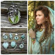 Jana se zelenými šperky