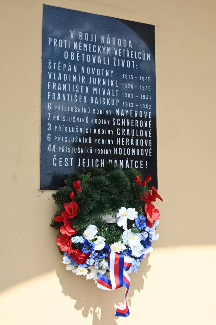 Nadcházející víkend, konkrétně sobota 18. dubna, má pro naše město mimořádný význam! Právě v tento den si totiž připomínáme 81 let od osvobození Vracova od nacistické okupace. Více než osm desetiletí je sice dlouhá doba, přesto bychom na tyto události nikdy neměli zapomenout. Svoboda, kterou dnes žijeme, nebyla samozřejmostí, ale byla vykoupena cenou nejvyšší – lidskými životy.  Letos tak uplynulo už 81 let od okamžiků, které přinesly konec válečného utrpení, ale zároveň si vyžádaly životy mnoha statečných lidí. Při bojích o Vracov zahynuly desítky vojáků a tragické důsledky okupace zasáhly i místní obyvatele, z jejichž řad si válka rovněž vybrala svou krutou daň. Tyto události si dodnes připomínáme na několika pietních místech – u pomníku padlých hrdinů na hřbitově, u pomníku rumunských vojáků na křižovatce ulic Petra Bezruče a Boženy Němcové a také na náměstí Míru, kde se nachází pomník před radnicí a pamětní deska v jejím podloubí. Je mimořádně důležité, abychom na tyto hrdiny nezapomínali a vážili si toho, že museli položit své životy právě za naši svobodu.  Čest jejich památce!  Petr Fridrich, starosta