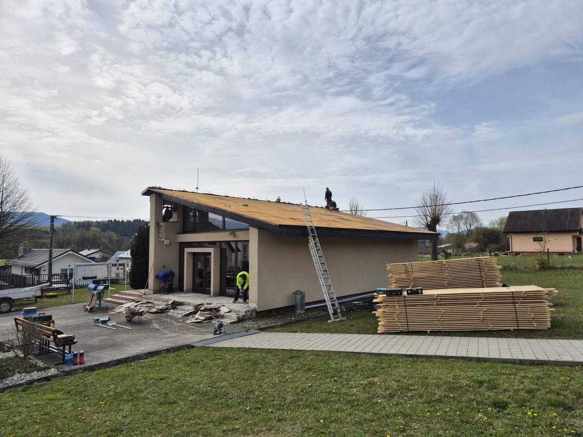 Na cintoríne prebieha rekonštrukcia domu smútku   ⚠️ Z dôvodu stavebných prác a za účelom zabezpečenia bezpečnosti  - žiadame občanov a návštevníkov, aby sa nezdržiavali v bezprostrednom okolí domu smútku.