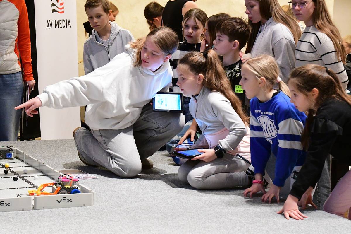 Robohry WEX Go pořádané Základní školou Na Valech děti lákají. Čtvrtého ročníku, který proběhl v Hradu Litoměřice, se zúčastnilo 35 týmů z celého Česka.  „Soutěž je určena žákům prvního stupně. Ti jinou možnost poměřit své dovednosti nemají. Proto akci pořádáme. Žáci druhého stupně se naopak mohou popasovat nejen v rámci Česka, ale i celosvětově,“ vysvětlil Štěpán Samek, hlavní strůjce klání a zástupce ředitele ZŠ Na Valech. Tým starších žáků ZŠ Na Valech RoboTitans je ve své činnosti velice úspěšní. Předloni se po triumfu v Česku dokázali probojovat na mistrovství světa v robotických hrách do USA a totéž se jim podařilo i letos. „Za týden odlétáme,“ potvrdil Štěpán Samek. V soutěži na hradě bylo úkolem postavit robota z vybrané stavebnice, naučit se s ním řídit a poté splnit úkoly na speciálním hřišti. Absolutním vítězem se stalo domácí družstvo Robmimoni. Starší žáci tak mají velmi zdatné následovníky. V jednotlivých kategoriích byli vítězové následující: Cena inovace – DDM Praha, Cena dovednosti – Robmimoni ZŠ Na Valech, Cena týmové spolupráce – Robmimoni ZŠ Na Valech a Robohoši CPP Poděbrady. {gallery}02026/robohry{/gallery}