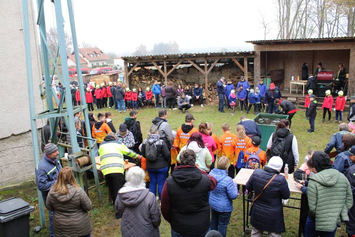 V sobotu 11. dubna 2026 uspořádal SDH Červený Újezd hasičskou soutěž Aprílový šplouch, která se konala za hasičskou zbrojnicí v Červeném Újezdu. Soutěžila tří členná družstva v útoku džberovou stříkačkou na terč.  Ing. Jiří Hájek