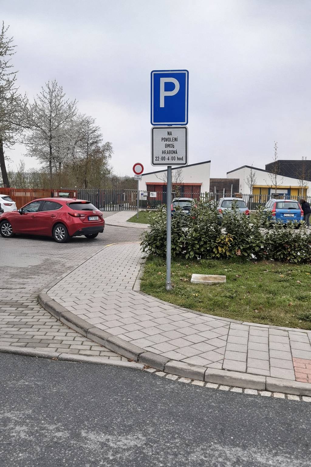 Od dubna 2026 platí na parkovištích u ÚMOb Hrabová (ul. Bažanova) nový režim parkování. V době 22:00–6:00 hod. je parkování povoleno pouze vozidlům s platným povolením ÚMOb Hrabová. Cílem je zajistit volná místa pro návštěvníky úřadu, pošty, mateřské školy a provoz budovy. O povolení lze v odůvodněných případech požádat u Ing. Jany Faicové, kancelář č. 16, e-mail: jana.faicova@ostrava-hrabova.cz. Děkujeme za respektování nového značení.