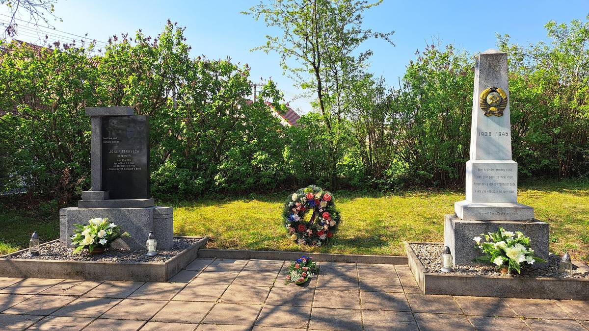 Dnes jsme si položením kytice a zapálením svíček u pomníku nadporučíka Josefa Mrkvici a pomníku padlých vojáků Rudé armády, v parku u ZŠ, připomněli 81. výročí osvobození Velkých Němčic od nacistické okupace.  Čest památce všech padlých!