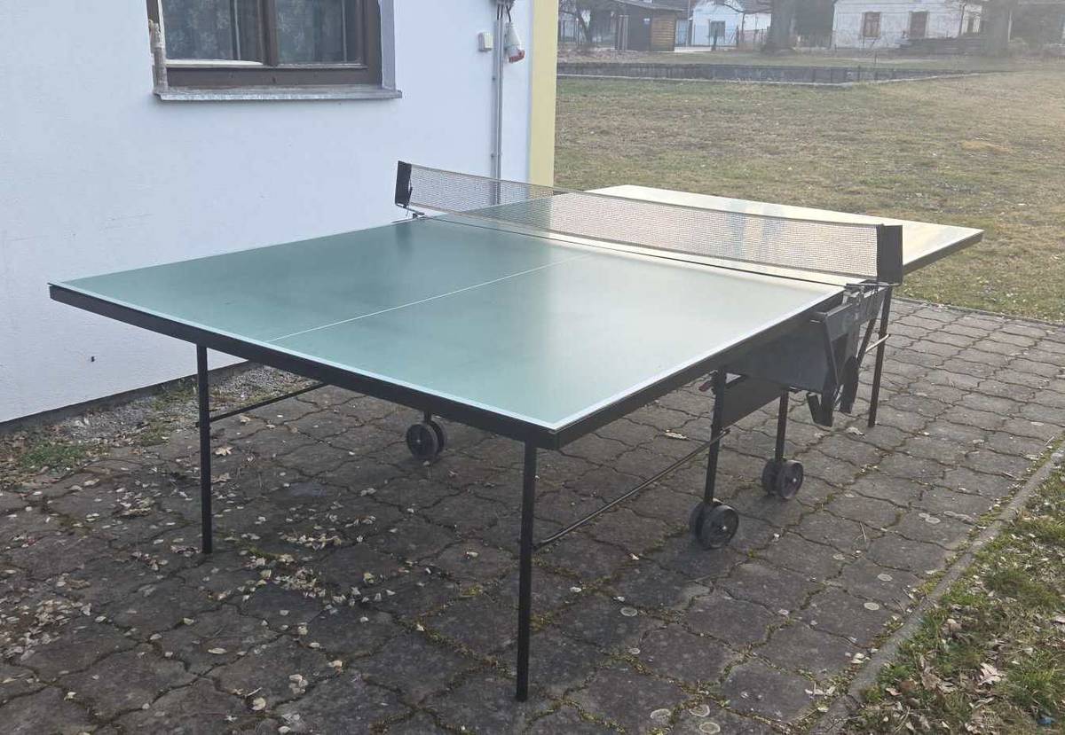 Obec Příbraz pro naše děti obdržela venkovní stůl na Stolní tenis. Zvláštní poděkování tak patří Tomáši Filsakovi za zprostředkování :-) Stůj je umístěn u multifunkčního hřiště na Štíchově trávníku. K dispozici máte vše potřebné: pálky, míčky, síťku a zakrývací plachtu  Přejeme příjemnou zábavu:-)