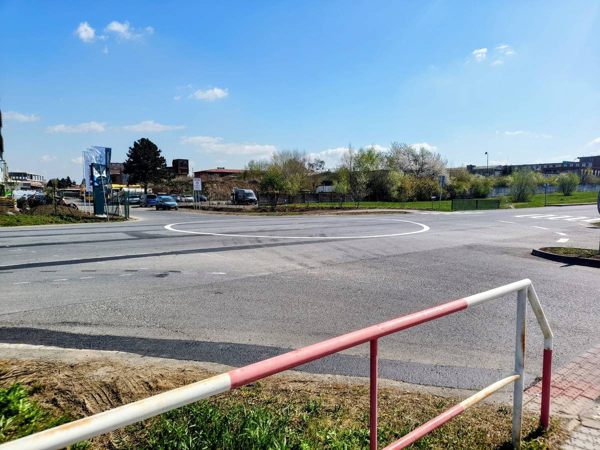 Pozor! Pražské služby právě vyznačují okružní křižovatku na ulici Polaneckého v místě napojení Sedlářovy ulice. Věříme, že nový kruhák zvýší bezpečnost a zlepší napojení z bočních ulic. Je zde mnoho stížností na překračování rychlosti. Buďte prosím ohleduplní a věnujte zvýšenou pozornost při průjezdu tohoto místa. Děkujeme
