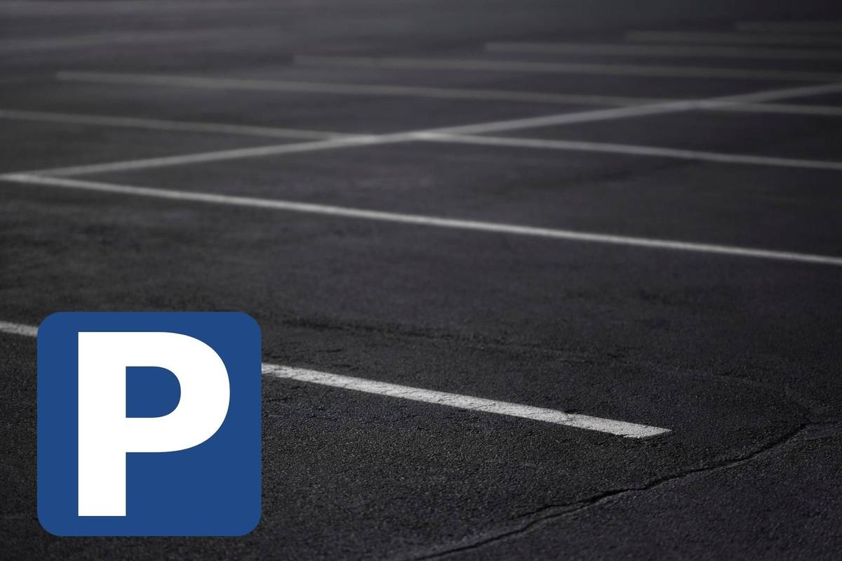 Z důvodu konání pouťových slavností bude na náměstí platit zákaz parkování, a to od úterý 14. dubna do pondělí 20. dubna 2026. Pro potřeby krátkodobého parkování budou vyhrazena 4 parkovací místa určená pro návštěvníky okolních obchodů. Tato místa lze využít po dobu maximálně 30 minut. Děkujeme za pochopení