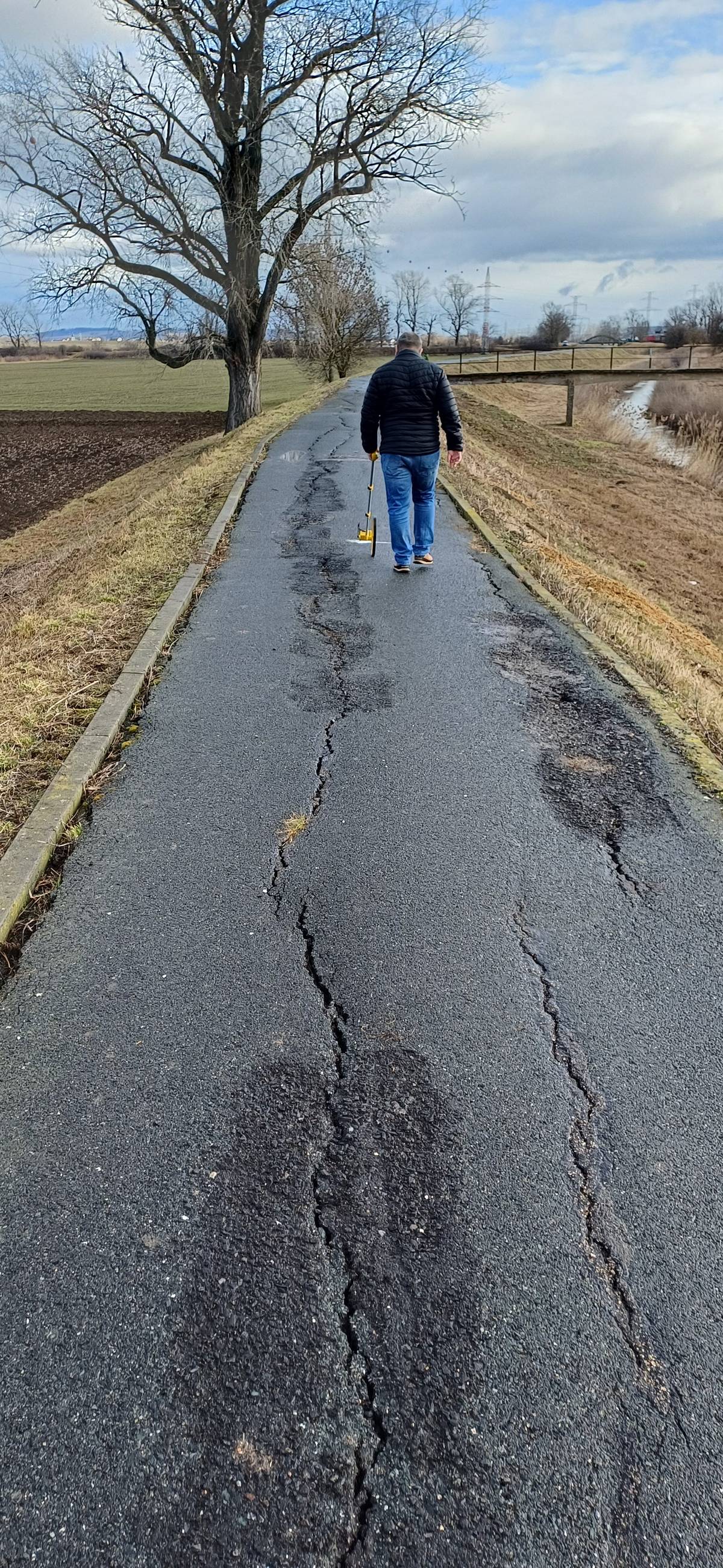 Informujeme, že od soboty 18.4.2026 bude probíhat oprava povrchu cyklostezky za obloukovým mostem směrem k dálnici. Cyklostezka je od stejného data v uvedeném místě uzavřena, ale i přesto žádáme občany, aby nevjížděli, nevcházeli na stavbu.