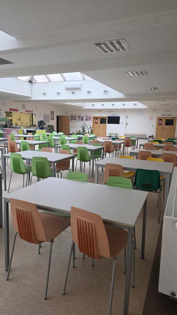 Od 1. září 2026 vstoupí školní stravování v naší obci do nové etapy. Provoz stávající jídelny a kuchyně v objektu budovy DPS Náměstíčko 53 přejde od uvedeného data do rukou základní a mateřské školy.