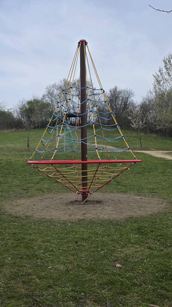 Dětská hřiště ve Vranovicích jsou opět o něco atraktivnější. V uplynulých dnech byly instalovány dva nové herní prvky, které rozšiřují možnosti pohybu a zábavy pro děti.