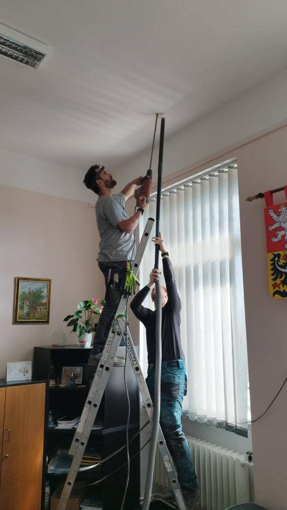 V horním patře obecního domu aktuálně ověřujeme možnost vybudování nových prostor pro hody, oslavy a kulturní akce. Abychom se mohli odpovědně rozhodnout, musíme nejprve znát technický stav a statiku budovy.