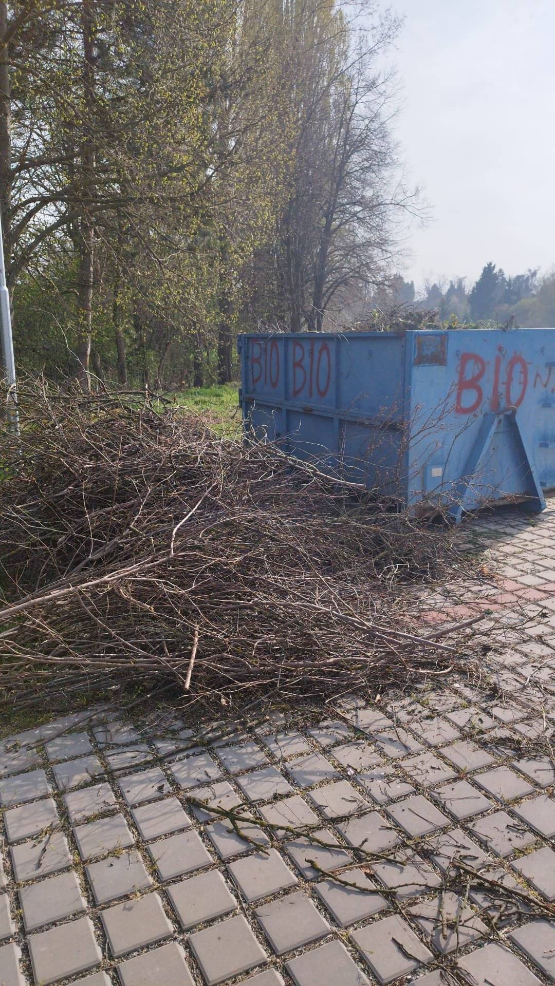 ! Prosíme, neodkládejte bioodpad vedle plných kontejnerů ! 👉 Opakovaně řešíme problém s bioodpadem odloženým na zemi vedle kontejneru na sokolském hřišti. Takové jednání vytváří černé skládky, přitahuje škůdce a znečišťuje okolí. Tuto skládku musí obec na náklady nás všech odstranit. ⚠️ Pokud je kontejner plný, nechte bioodpad doma a využijte sběrný dvůr, který je otevřen 2x týdně ((středa 17-19. hod, sobota 9-12. hod). Odkládání odpadu mimo určená místa je přestupek a může být pokutováno. Děkujeme, že pomáháte udržovat naši obec čistou.