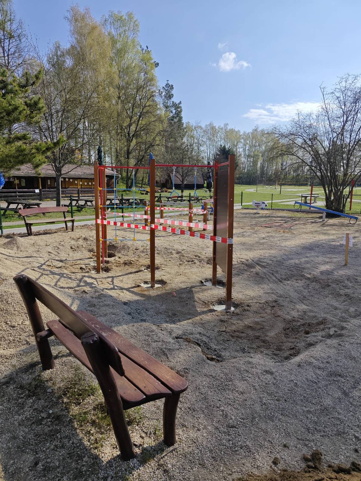 Dětské hřiště ve volnočasovém areálu bude tento víkend uzavřeno ⛔ Na hřišti právě přibyly nové herní prvky 🛝✨ a potřebujeme jim dát trochu času, aby „si sedly“ 😊 Beton musí pořádně zatvrdnout 🧱, aby bylo hřiště brzy bezpečné a připravené na spoustu zábavy 🎉🤸♂️ Děkujeme za vaši trpělivost a pochopení 🙏💛 Už teď se těšíme, až si nové hřiště společně užijete naplno! 😍🎈