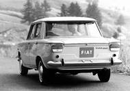 Fiat 1500 po faceliftu, tedy s většími zadními svítilnami. Od třináctistovky se lišil i chromovanými rámečky oken