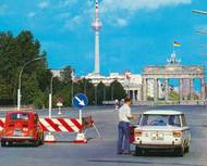 A něco ze života: výřez z pohlednice Západního Berlínu: na konci západní části před Braniborskou bránou stojí dva fiaty, bílý 1300/1500 je z doby po faceliftu a má západoberlínskou registraci