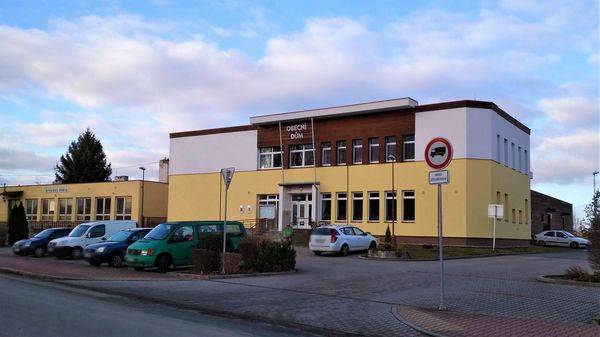 Vážení spoluobčané,  dne 22. 4. 2026 NEBUDE MOŽNÉ na obecním úřadu platit poplatky platební kartou. Platby v hotovosti možné budou.   Dále upozorňujeme, že lhůta splatnosti místních poplatků vypršela v březnu.  Děkujeme za pochopení.