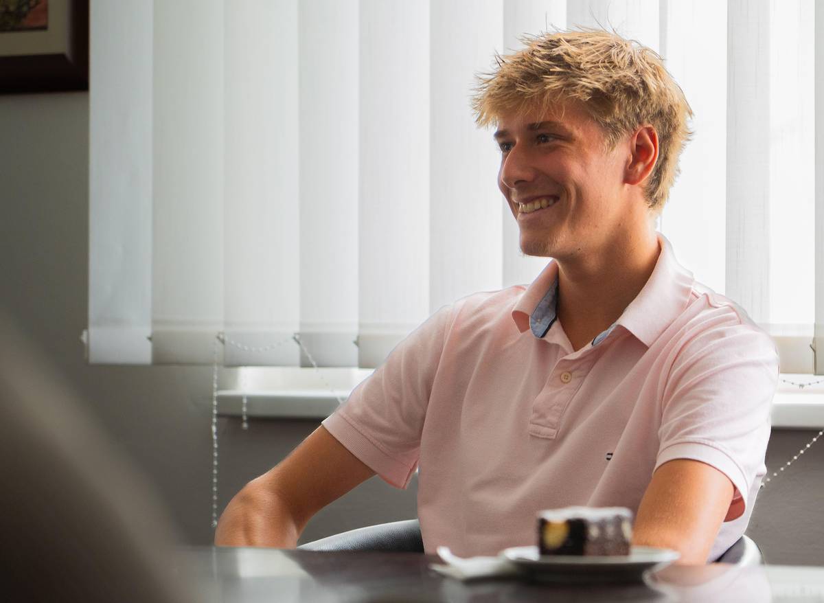 CHODOV (14. 4. 2026) - Městský Nadační fond Chodov pomáhá pokračuje i v letošním roce v podpoře mladých sportovců. Tentokrát finančně přispěl nadějnému tenistovi Janu Psotovi, a to částkou 30 000 korun. Chodovský rodák Jan Psota (TK Slavia Plzeň) se řadí mezi nejrychleji rostoucí talenty českého juniorského tenisu. Stabilní výkony mu vynesly mimo jiné místo v juniorské reprezentaci České republiky a také bronzovou medaili ze čtyřhry na mistrovství Evropy hráčů do 18 let. V závěru letošního března v Hradci Králové ovládl halové mistrovství České republiky hráčů do 18 let a turnaj vyhrál. Za úspěchy v loňském roce mu Chodov udělil ocenění Sportovec roku. Podle předsedy správní rady fondu Ladislava Zapfa jsou výdaje rodičů na přípravu, turnaje a tréninky takto úspěšných sportovců vysoké a jedním z cílů fondu je i jejich podpora. Nadační fond založilo město v roce 2022; jeho cílem je podpora sociálních, kulturních, společenských, vzdělávacích, sportovních a zdraví prospěšných aktivit občanů, spolků, firem a jednotlivců. „Honzovi přejeme hodně dalších sportovních úspěchů a pevné zdraví,“ popřál při pondělním podpisu darovací smlouvy starosta Chodova Patrik Pizinger.