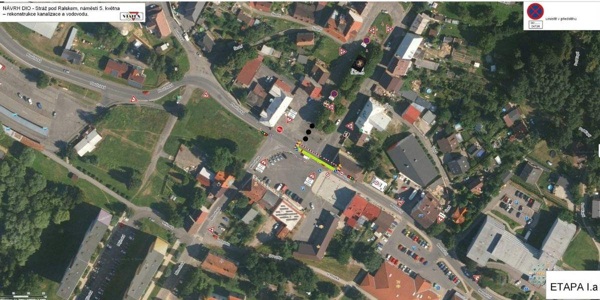 Z důvodu rekonstrukce vodovodu a kanalizace na Náměstí 5. května ve Stráži pod Ralskem dojde k dočasné změně dopravní obsluhy v dotčené oblasti. Omezení se bude týkat nejen samotného náměstí, ale i přilehlých ulic, kde bude přechodně upraven provoz a osazeno dopravní značení. Omezení bude platit po dobu rekonstrukce. Žádáme občany o zvýšenou opatrnost, respektování dopravního značení a trpělivost po dobu probíhajících prací. Děkujeme za pochopení.