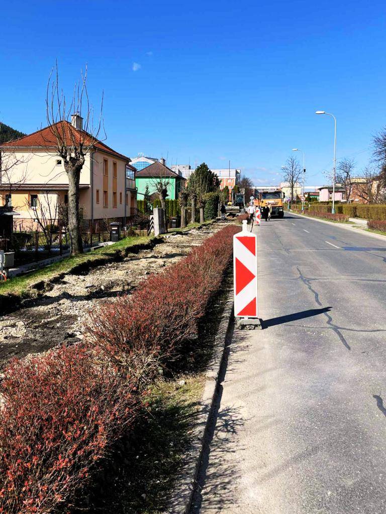 Mesto Svit začalo počas aprílových dní s rekonštrukciou chodníkov na Mierovej ulici, ktoré sa dlhodobo nachádzali v nevyhovujúcom technickom stave. Práce realizujú Technické služby mesta Svit vlastnými kapacitami.