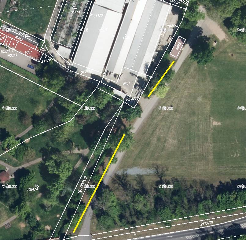 Majitelé bytových jednotek ve výše uvedených číslech popisných mohou požádat o povolení k parkování na pozemku města mezi oplocením Domova pro seniory a přístupovou cestou do přírodního parku Bažantnice (vyznačeno žlutou čarou).