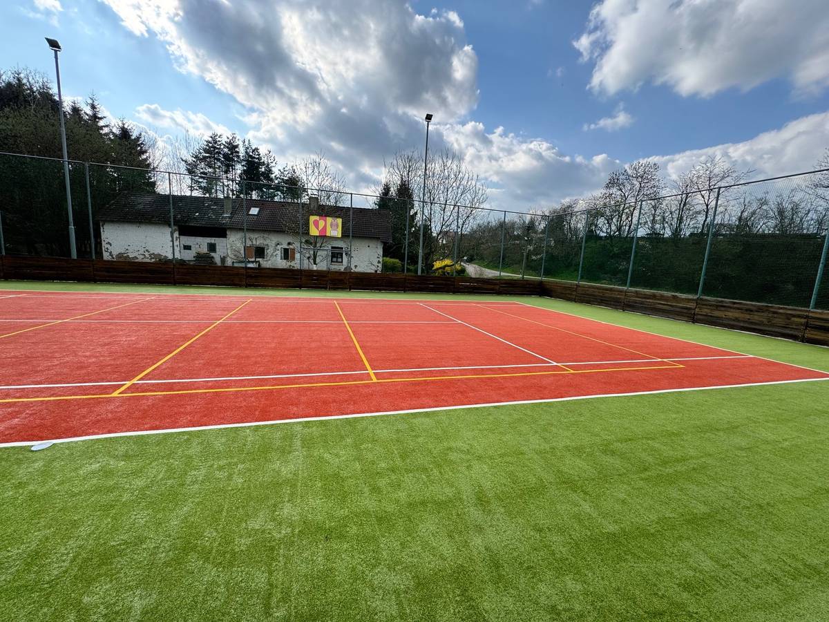 Dnes bylo provedeno generální čištění víceúčelového hřiště. Nyní musí povech uschnout a pak bude dosypán nový písek. Do té doby se hřiště nebude používat. Předpoklad je v případě sucha v pondělí, nebo příští pátek. Děkuji za pochopení.