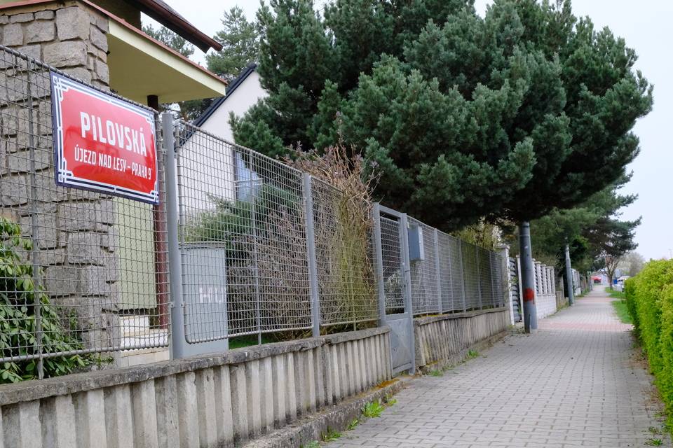 Stavební práce v Újezdě nad Lesy nadále pokračují. Pro lepší představu sdílíme aktuální fotografii z terénu, jelikož podobná situace může nastat i ve vaší ulici.  V termínu 27. 4. – 13. 5. 2026 práce začnou v ulici Pilovská. Na přiloženém obrázku najdete přesně vyznačené úseky, kterých se omezení dotkne.  V koordinaci s těmito pracemi bude zahájena výstavba nového chodníku v Pilovské ulici v úseku mezi Budčickou a Čenovickou. Děkujeme za vaši trpělivost během těchto dočasných omezení!