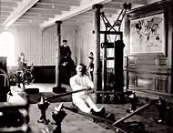 Na Titanicu byla cestujícím k dispozici tělocvična. Vepředu si lze všimnout veslovacího trenažéru.