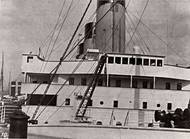 Snímek zachycující přední část horní paluby Titaniku.