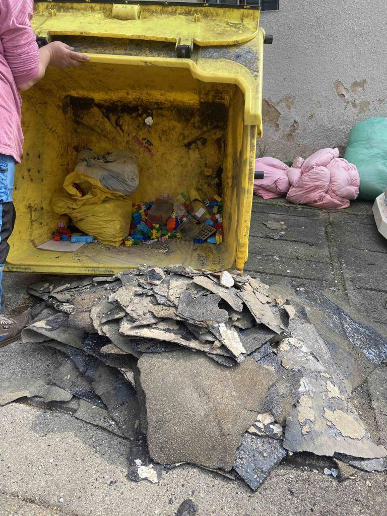 Žádáme původce odpadu, který tento odpad vhodil do kontejneru na plast za obecním úřadem o jeho odstranění. Zároveň připomínáme, že tento odpad nepatří do žlutého kontejneru. 30.5. 2026 bude svoz nebezpečného odpadu, kde jej můžete odevzdat!