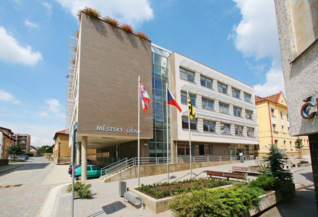 Dne 24. dubna 2026 bude úsek občanských průkazů a cestovních dokladů Městského úřadu Přelouč uzavřen po celý den. Dále 28. dubna 2026 bude tento úsek otevřen pouze do 12:30 hodin z důvodu provozních změn.