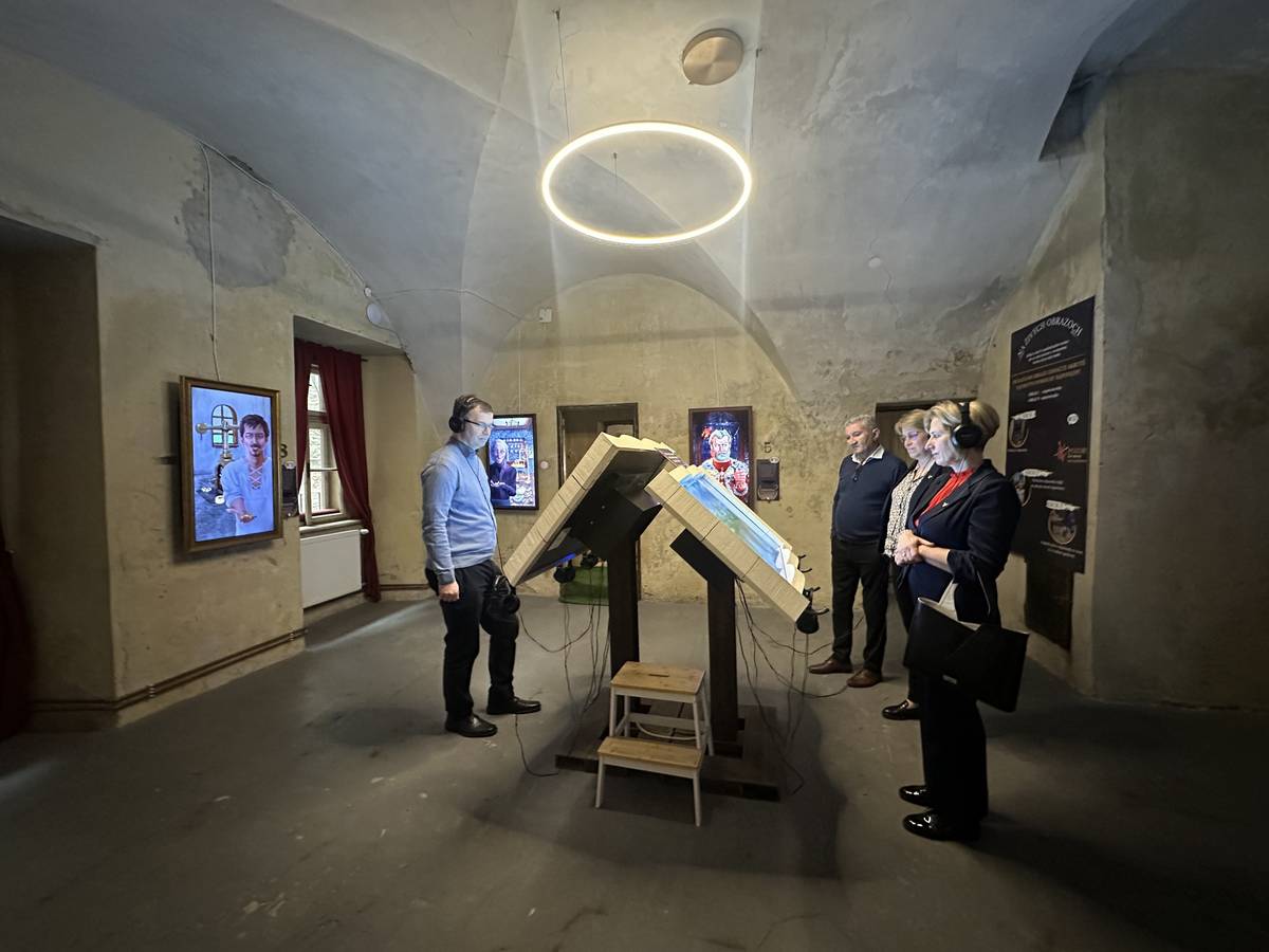 Mesto Banská Štiavnica privítalo v dňoch 15. - 16. apríla 2026 delegáciu z partnerského mesta Tatabánya, ktorá zavítala do nášho historického mesta s cieľom posilniť vzájomnú spoluprácu a bližšie spoznať jeho kultúrne a banícke dedičstvo.     Hostia si prezreli modernú expozíciu Cesta v čase, ktorá ponúka interaktívny pohľad na bohatú históriu mesta a jeho vývoj. Delegácia ocenila najmä pútavé spracovanie a prepojenie historických udalostí s modernými technológiami.     Následne kroky hostí smerovali do Starý zámok, jednej z najvýznamnejších historických pamiatok mesta.     Súčasťou programu bol aj spoločný obed s primátorkou mesta Nadeždou Babiakovou, počas ktorého sa diskutovalo o možnostiach spolupráce a rozvoja partnerstva medzi mestami, výmene skúseností v oblasti cestovného ruchu, kultúry a regionálneho rozvoja a príprave spoločných projektov.     Program pokračoval návštevou Bani Starovšechsvätých v Hodruša-Hámre. Táto jedinečná lokalita priblížila hosťom autentické prostredie historickej ťažby a náročnú prácu baníkov, ktorá formovala charakter celého regiónu.     Návšteva delegácie z Tatabánye bola významným krokom v upevňovaní partnerstva medzi mestami. Zároveň priniesla priestor na výmenu skúseností a inšpirácií, ktoré môžu prispieť k ďalšiemu rozvoju oboch samospráv.