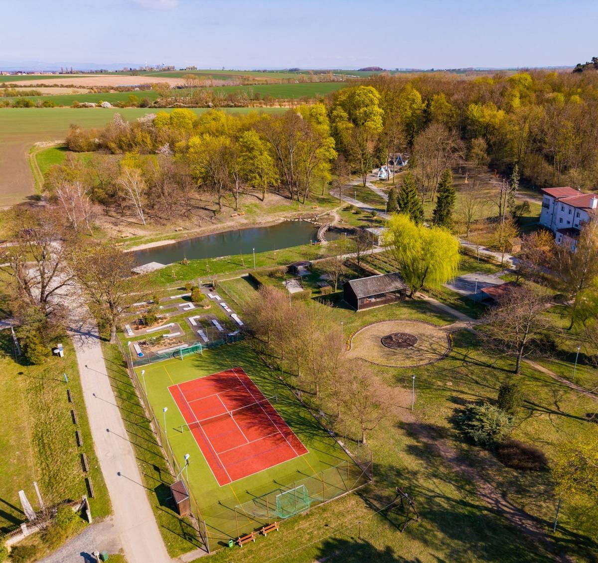 Pro občany s trvalým pobytem v obci Skalka nabízíme cenově zvýhodněný vstup na tenisový kurt. Na obecním úřadě je možné si zakoupit permanentku s platností pro rok 2026 pro celou rodinu bydlící na jednom čísle popisném za Kč 500,-.  Je možné telefonicky domluvit den vyzvednutí na tel. č. 582 384 667.