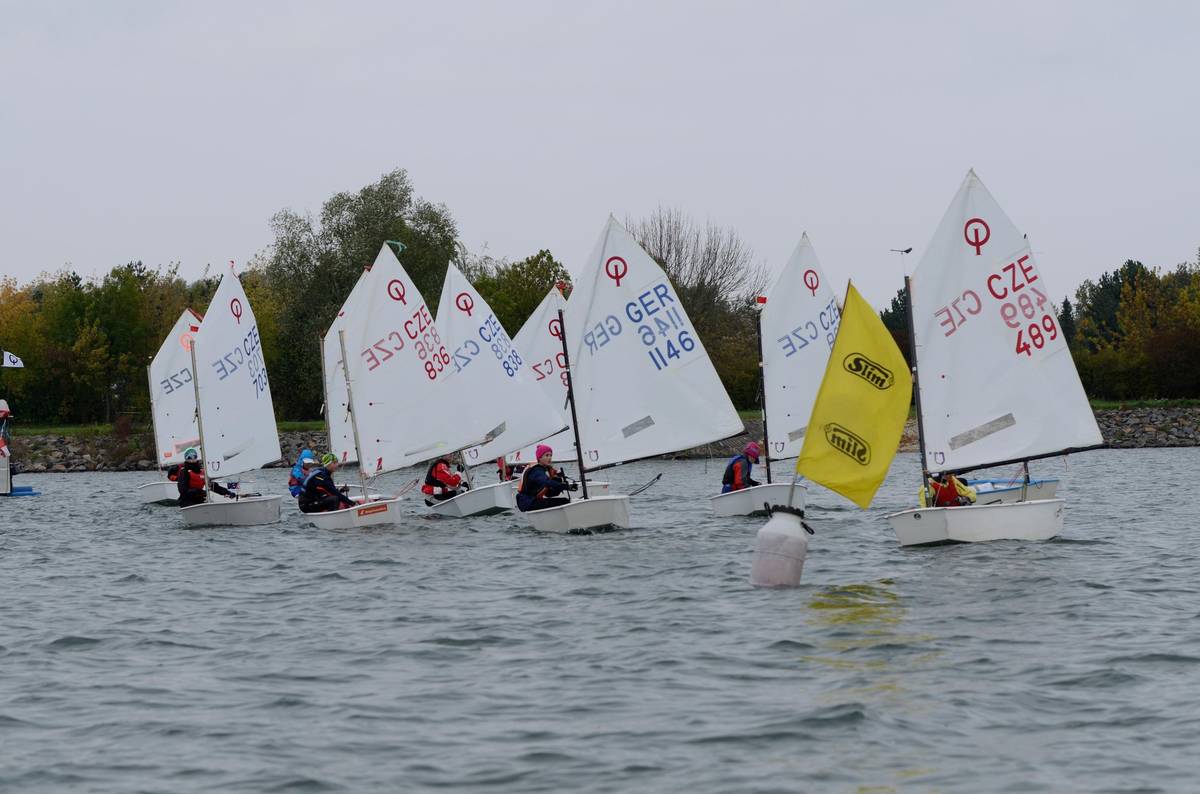 ⛵Jachetní Klub Ostrava zve veřejnost na tradiční jachtařské závody v okruhovém jachtingu BO pohár, které se uskuteční ve dnech 18. až 19. dubna 2026 na vodní ploše Hlučínského jezera.   ⚓Dvoudenní sportovní akce přivítá mladé jachtaře z regionu i dalších částí České republiky, Slovenska a Polska. Závody v okruhovém jachtingu patří mezi dynamické a divácky atraktivní disciplíny, při nichž lodě absolvují vyznačenou trať na uzavřeném okruhu. Návštěvníci tak mohou sledovat průběh závodů z bezprostřední blízkosti břehu.  Slavnostní zahájení závodu se uskuteční v sobotu 18. dubna 2026 v 10 hodin a je přístupné veřejnosti i pozvaným hostům. Pořadatelé věří, že akce přispěje k podpoře sportovních aktivit mládeže, rozvoji jachtingu v regionu a zároveň nabídne zajímavý sportovní zážitek pro širokou veřejnost. Děkujeme za podporu při realizaci akce Moravskoslezskému kraji a městu Hlučín. Autor: Václav Bortlík, Jachetní Klub Ostrava z.s. #hlucin #mestohlucin #jachty #boostrava jachetniklubostrava #hlucinskejezero