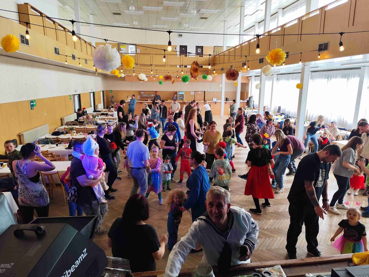 Nedělní dětský karneval 12. dubna byl plný smíchu a veselí. Děti si zatančily nejen samy, ale i se svým dospěláckým doprovodem. Nechyběly soutěže, tombola ani něco na zub. Prostě pohodové odpoledne.