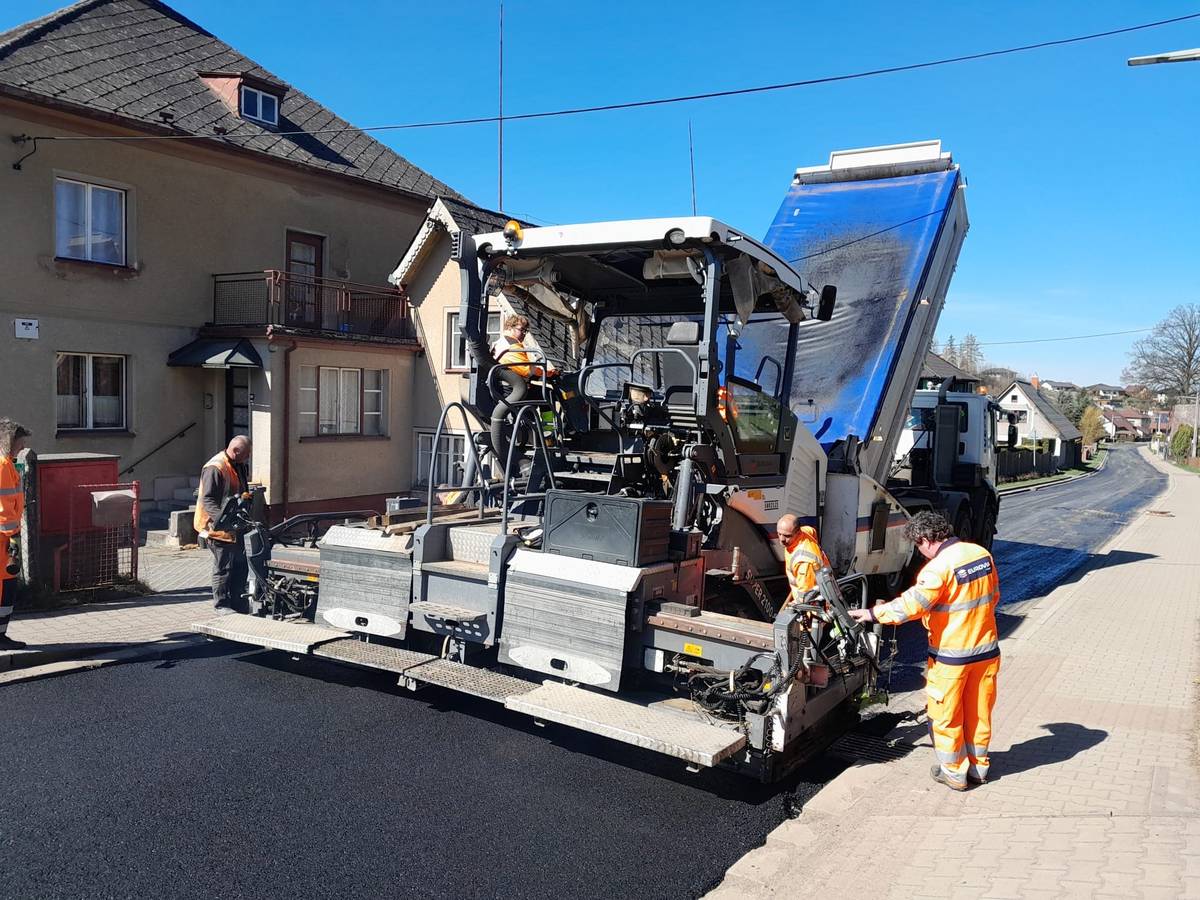 Vážení občané, jak již bylo avizováno v minulé zprávě a po dnešním vyjádření zhotovitele a Údržby silnic KHK proběhne v tomto týdnu pokládka druhé vrstvy asfaltového koberce v ulici Hronovská na silnici II/567.  Dnes 14. 4. 2026 od 16.00 do 18.00 hod. proběhne nástřik spojovací emulze od Kampeličky k Panskému rybníku.  Ve středu 15. 4. 2026 od 8.00 do 18.00 hod. bude položena druhá asfaltová vrstva od Kampeličky k Panskému rybníku. Zároveň proběhne nástřik spojovací emulze od 16.00 do 18.00 hod. od Panského rybníku k MěÚ.  Ve čtvrtek 16. 4. 2026 od 16.00 do 18.00 hod. bude položena druhá vrstva asfaltového povrchu od Panského rybníku k MěÚ. Během stanovených časů bude komunikace zcela uzavřena! Ve čtvrtek 16. 4. 2026 bude přístup k MŠ z ulice Hronovské zcela uzavřen. Žádáme občany, aby se chovali zodpovědně a nevjížděli na staveniště po dobu uzávěry.   Bc. Stanislav Řezníček, DiS. starosta města